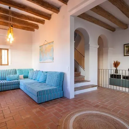 Radiant 5 Bedroom Family With Jacuzzi + Roof Deck *