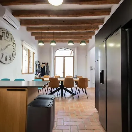 Radiant 5 Bedroom Family With Jacuzzi + Roof Deck Villa Palau de Santa Eulalia