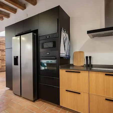 Radiant 5 Bedroom Family With Jacuzzi + Roof Deck *