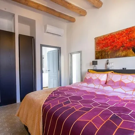Radiant 5 Bedroom Family With Jacuzzi + Roof Deck * Palau de Santa Eulalia