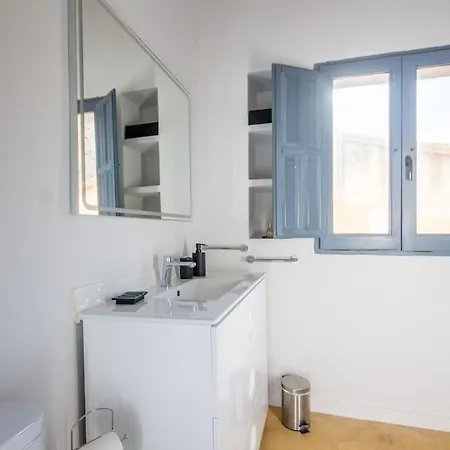 Radiant 5 Bedroom Family With Jacuzzi + Roof Deck Villa *