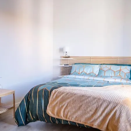 Radiant 5 Bedroom Family With Jacuzzi + Roof Deck Palau de Santa Eulalia