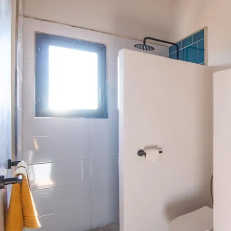 Radiant 5 Bedroom Family With Jacuzzi + Roof Deck Villa *
